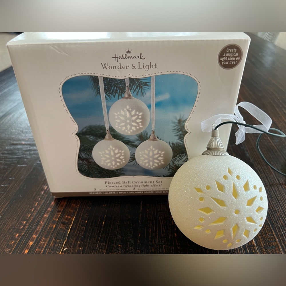 Hallmark 2011 Wonder & Light 4 Pierced Ball Ornament Set Christmas Twinkling